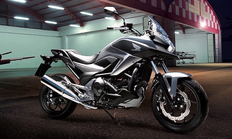 The NC750X is the enlarged, 2014 successor to the original 2011 NC700X. As such it’s the adventure-styled variant of Honda’s ‘NC’ ‘New Concept’ triumvirate of low-revving, semi-automatic, novice-friendly twins (along with the now NC750S roadster and Integra maxi-scooter).